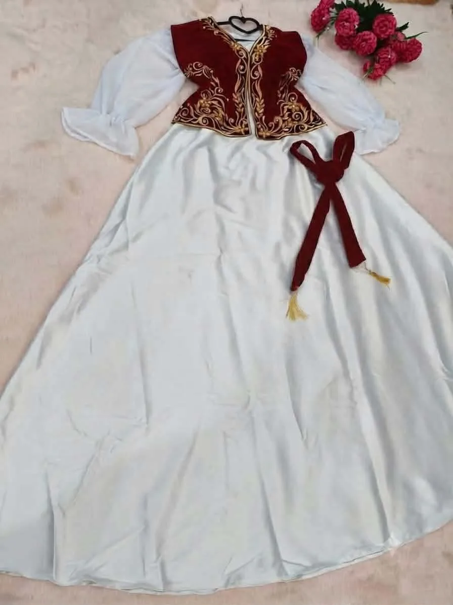Robe en satin blanc et gilet en velours, Photo 4