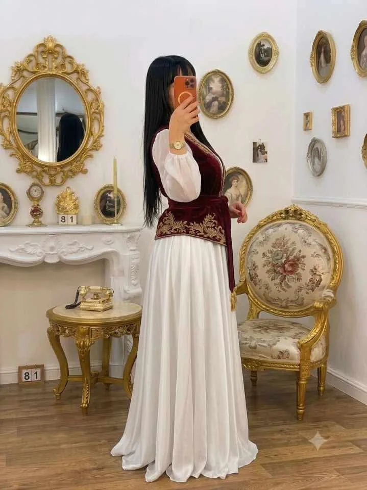Robe en satin blanc et gilet en velours, Photo 6
