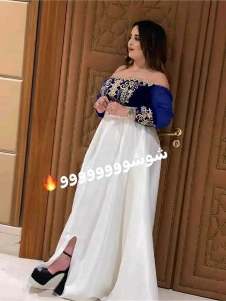 Robe en satin à bustier brodé