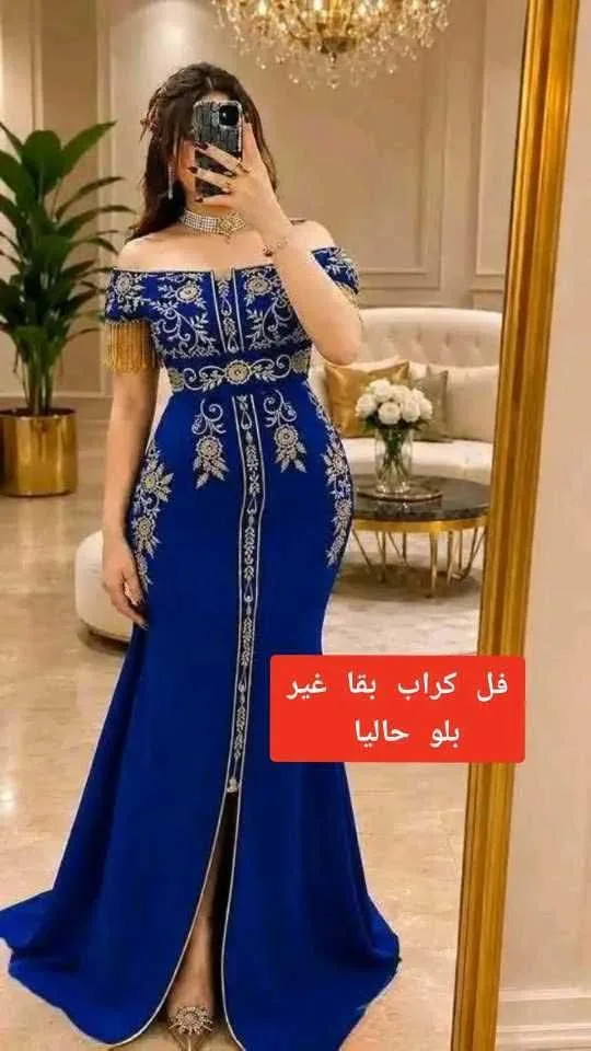 Robe en crêpe brodée épaules dénudées