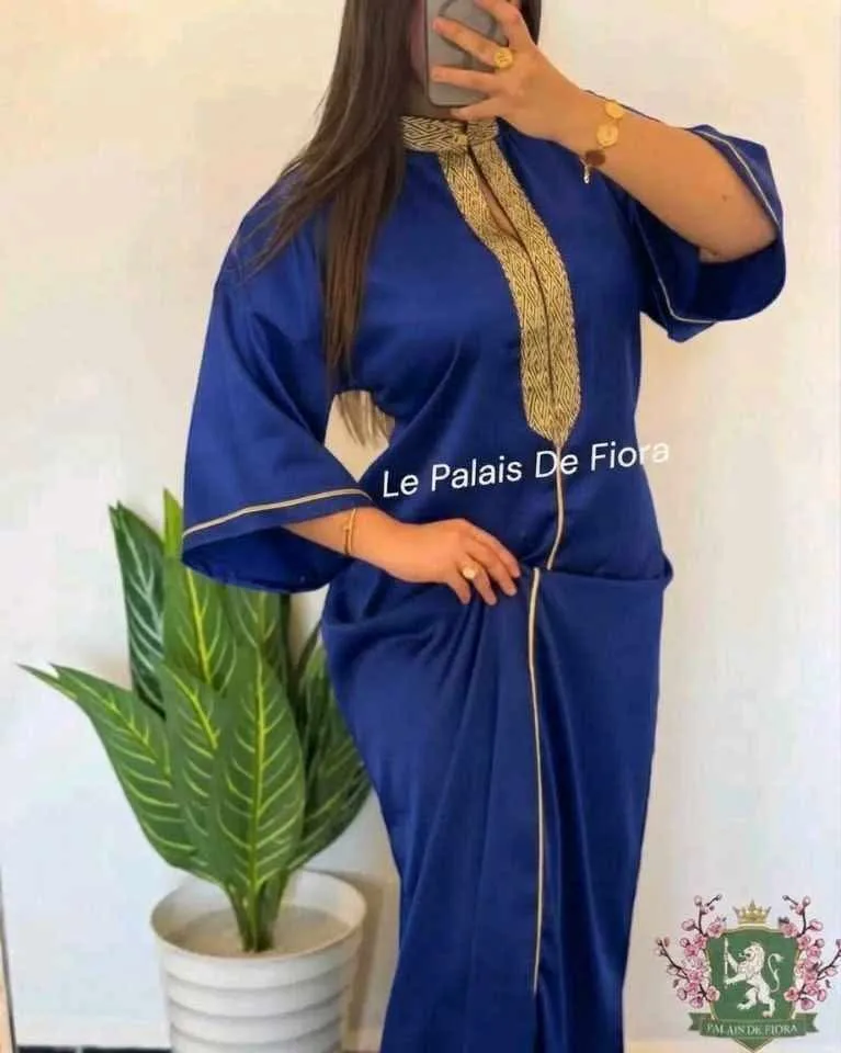 Jebba en satin bleu à ceinture dorée
