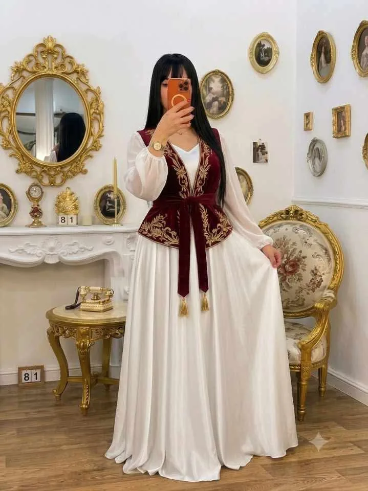 Robe en satin blanc et gilet en velours, Photo 5